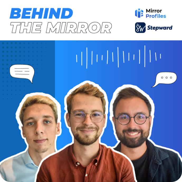 Graphique promotionnel pour le podcast « Behind the Mirror » présentant des portraits de trois hôtes masculins souriants sur fond bleu et les logos Mirror Profiles et Stepward.