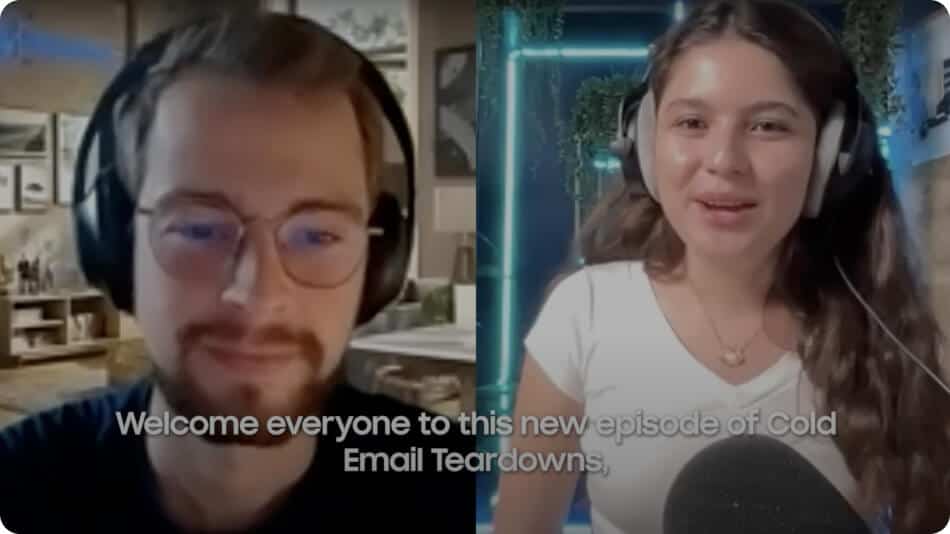 Deux personnes lors d'une réunion virtuelle, un homme et une femme, portant tous deux des écouteurs et parlant dans des microphones, avec le texte superposé : "Bienvenue à tous dans ce nouvel épisode de Cold Email Teardowns.